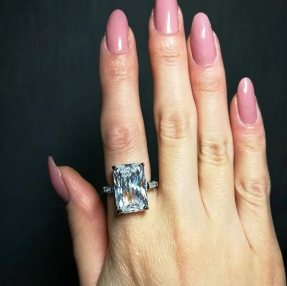 NWOT 8.5 Karat Cz Engagement Ring Size 6 or 7 - Picture 7 of 8